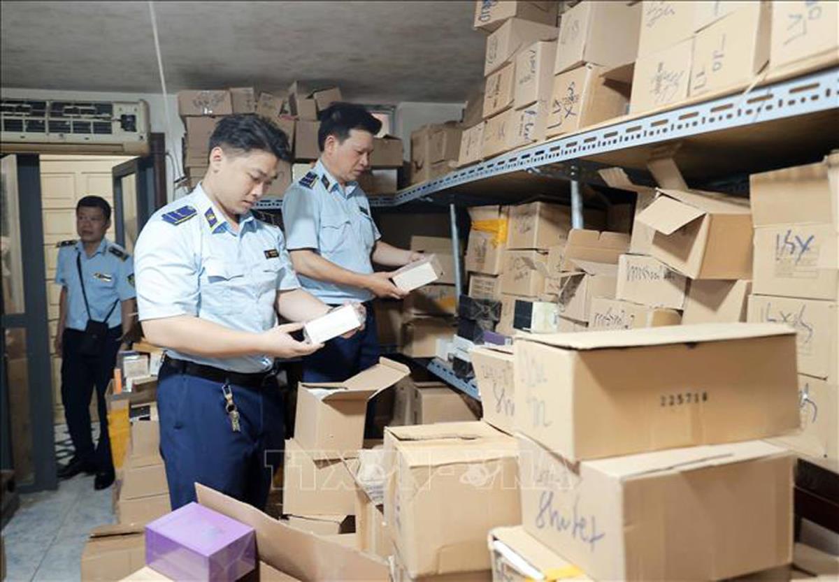 Lực lượng chức năng kiểm tra, thống kê số lượng kho hàng. Ảnh tư liệu - minh họa: TTXVN