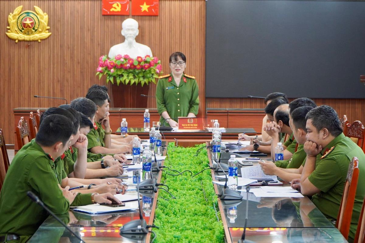 Đại tá Võ Thị Trinh phát biểu chỉ đạo tại buổi làm việc với Công an hai xã Thăng Điền và Chiên Đàn.