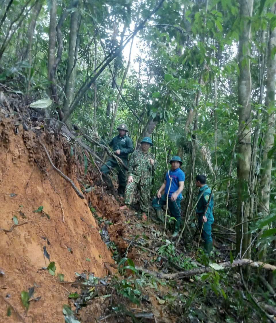 UBND xã Tây xã Tây Giang kiểm tra, xác định vết nứt nguy hiểm trên đồi ngay sát khu dân cư thôn Rà Bhượp