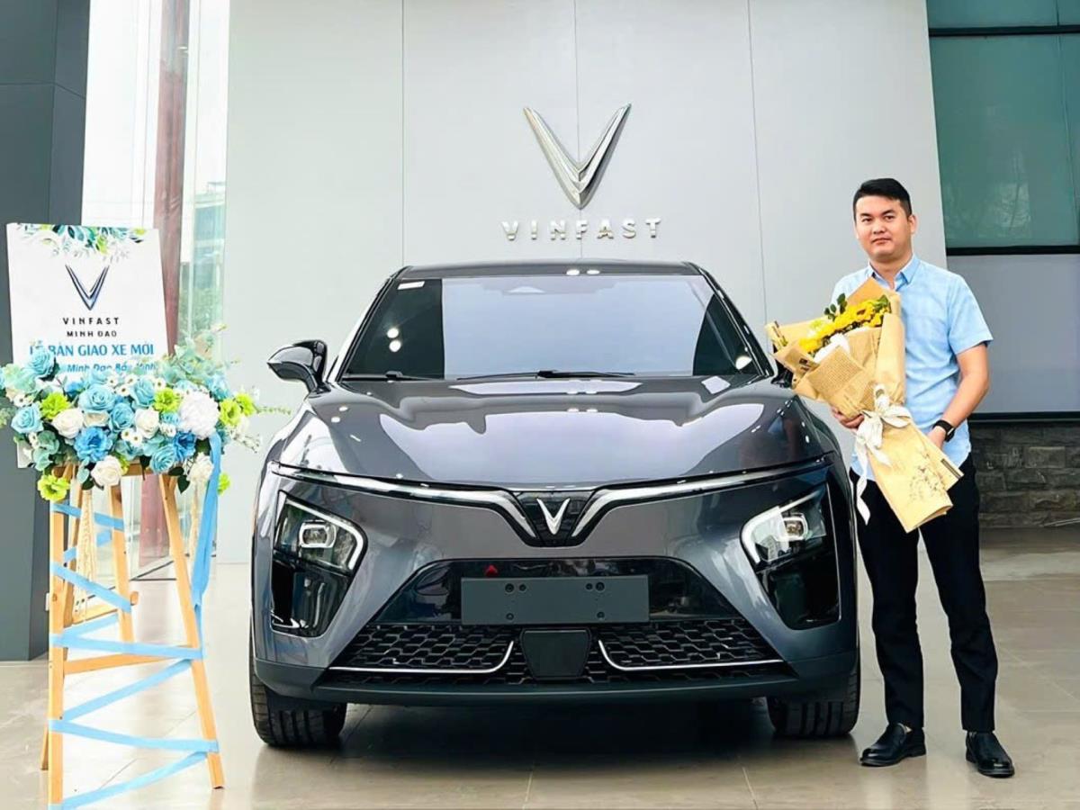 Anh Nguyễn Thanh Tùng đã “tậu” chiếc VF 7 vừa phục vụ gia đình, vừa để phục vụ công việc dạy lái xe