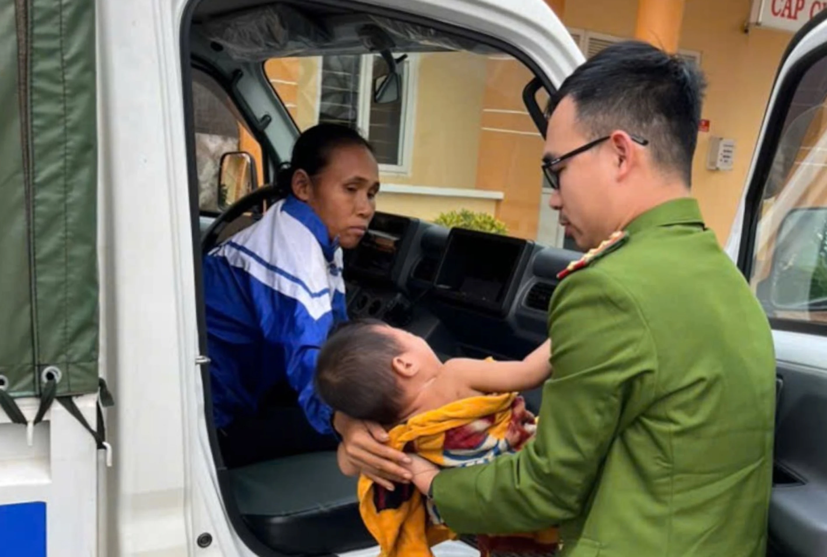 Khoảnh khắc ô tô 5 chỗ lao lên vỉa hè làm 3 người bị thương rồi lật ngiêng. (Ảnh cắt từ clip)