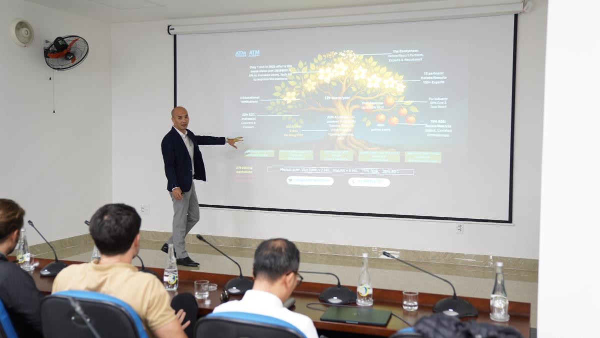 Các đại biểu tham dự buổi Pitching chụp hình lưu niệm