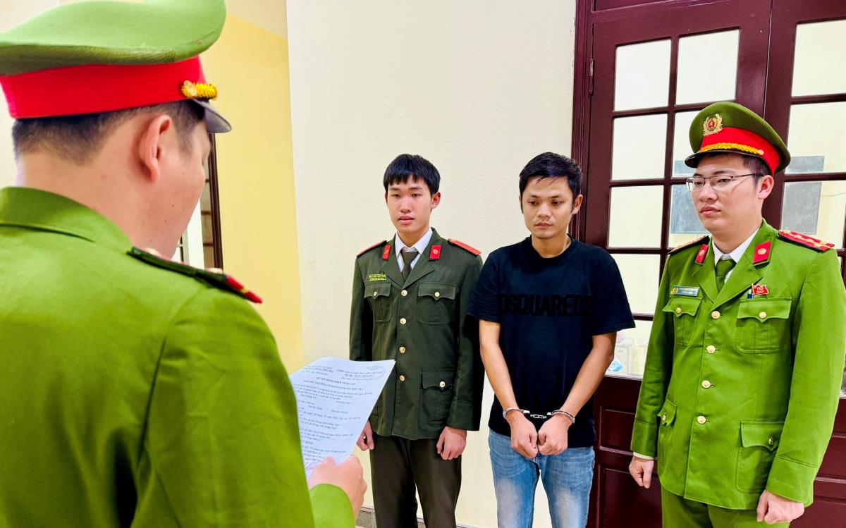 Lực lượng Công an đọc lệnh bắt tạm giam, khởi tố đối tượng Ngô Trọng Trí.