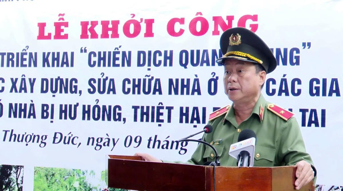 Đại tá Nguyễn Xuân Hoàng động viên CBCS làm nhiệm vụ xây dựng lại nhà cho nhân dân tại xã A Vương