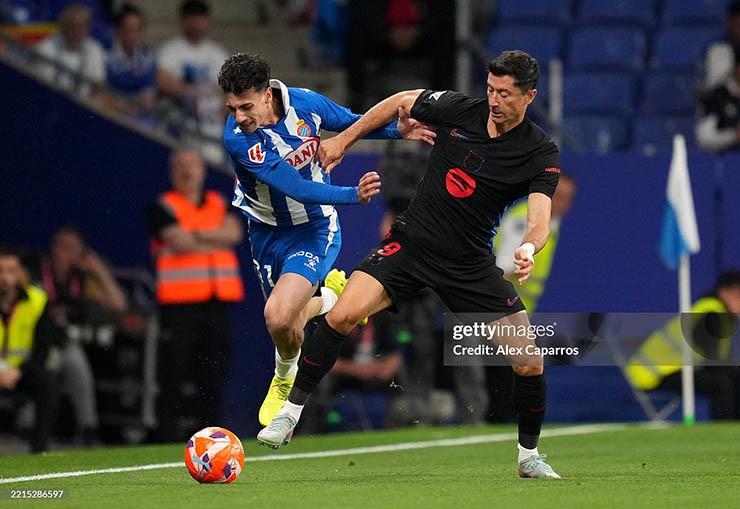 Barcelona (áo đen) gặp phải không ít khó khăn trước Espanyol