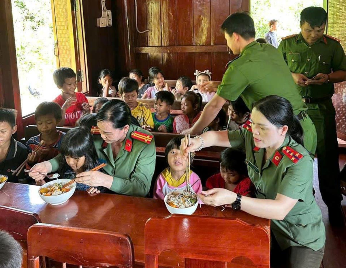 Hội Phụ nữ Công an đặc khu Lý Sơn và Công an xã Thanh Bồng nấu ăn cho các em học sinh.