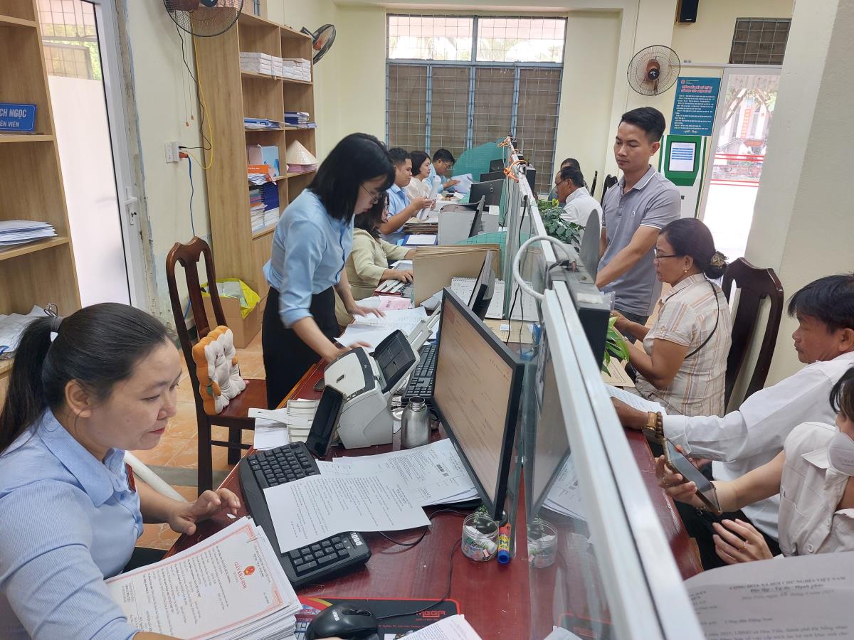 Người dân hài lòng với sự tận tình, giải quyết nhanh gọn , đúng quy định pháp luật ở Trung tâm Phục vụ hành chính công xã Hòa Tiến.