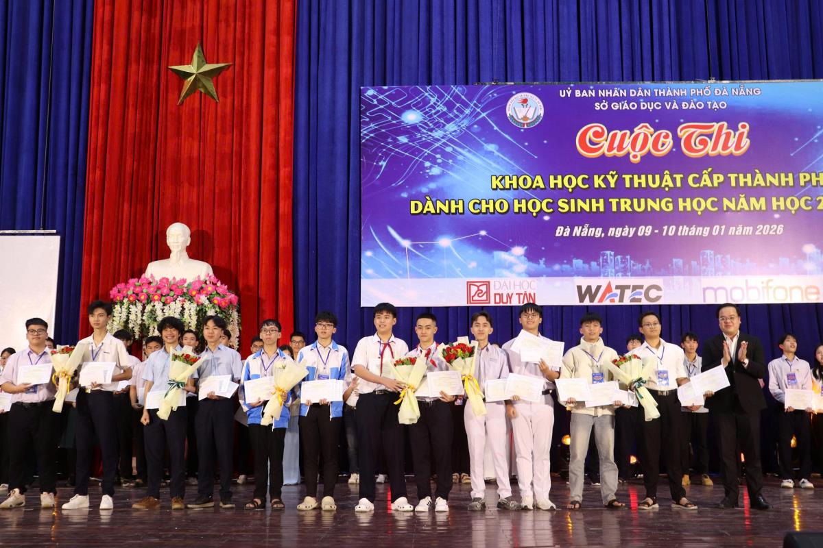 7 dự án xuất sắc nhất được trao giải đặc biệt và được lựa chọn tham dự Cuộc thi KHKT cấp quốc gia.