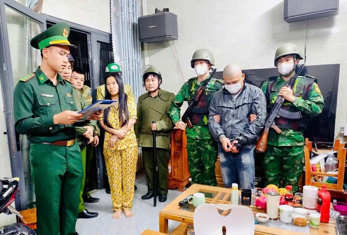 BĐBP khám xét nơi ở của Tân.