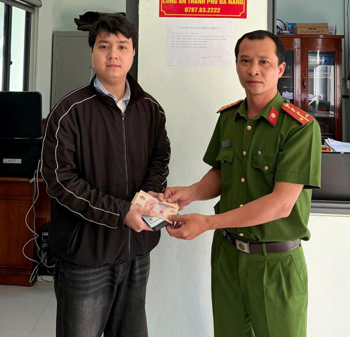 Công an phường Điện Bàn Bắc trao trả tài sản cho anh Ý.