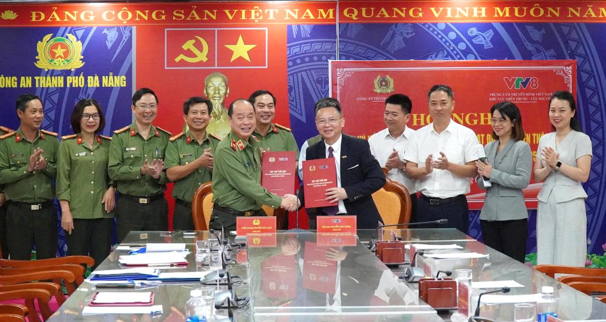 VTV8 tặng quà Công an TP Đà Nẵng.