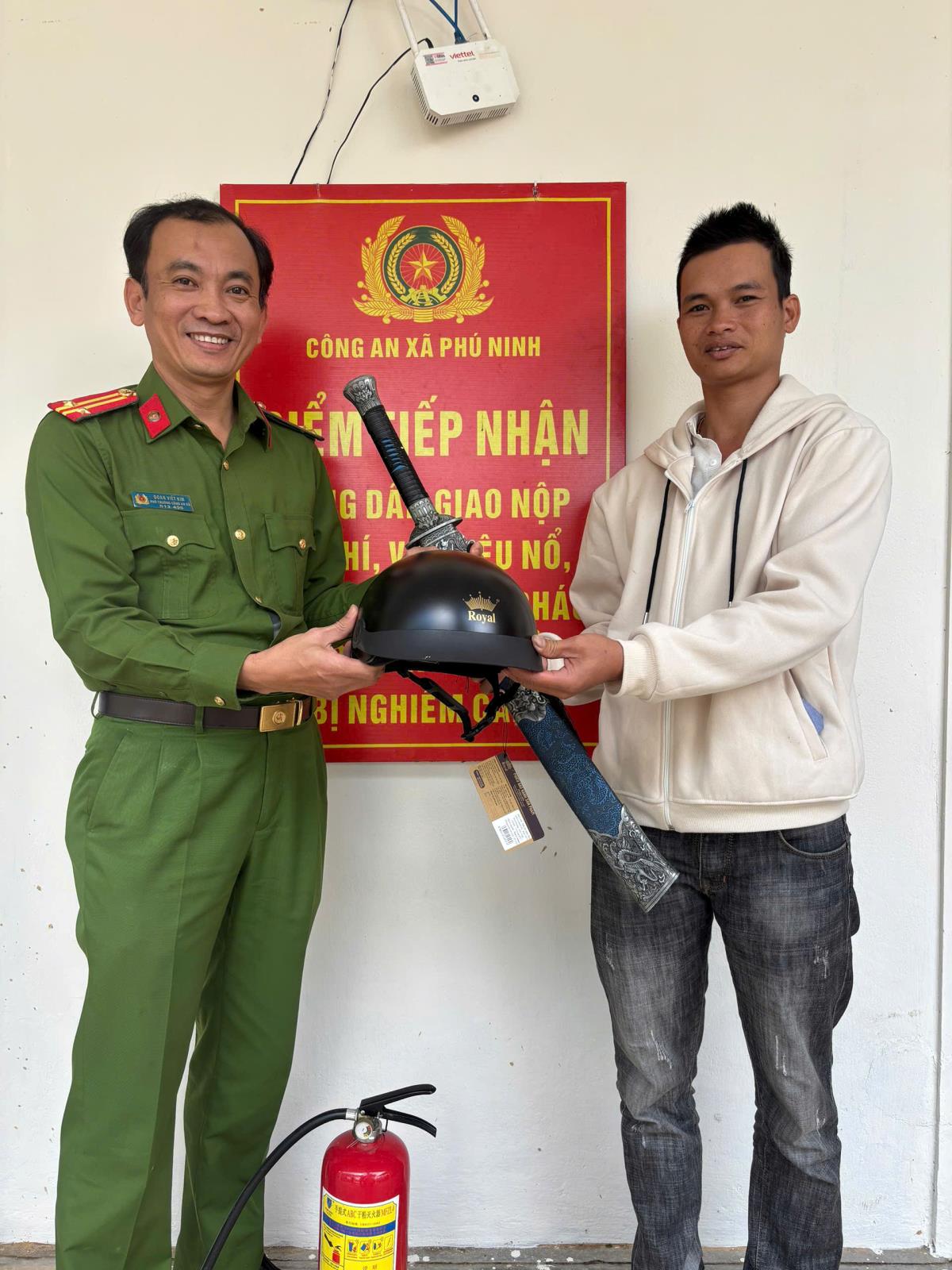 Người dân phát hiện, trình báo Công an xã thu hồi quả đạn Cối 60.