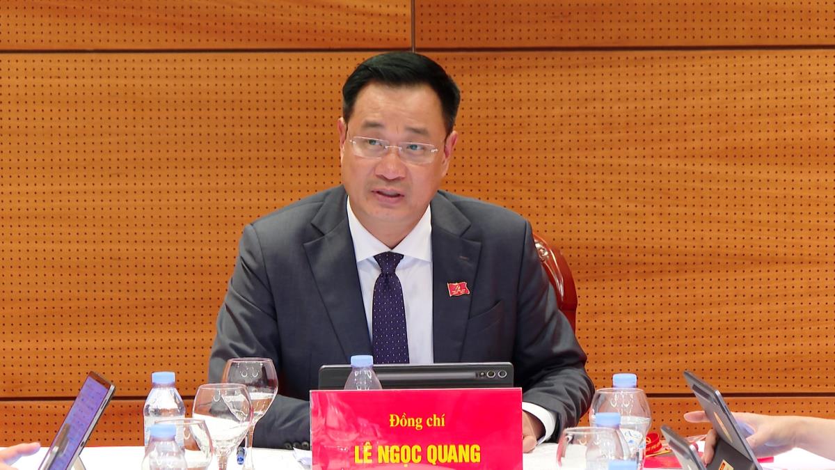Đại biểu dự thảo luận tại Đoàn