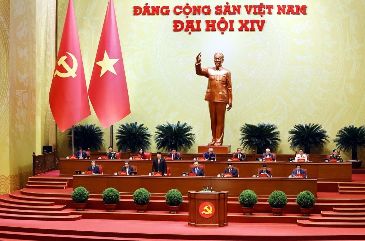 Các đại biểu dự phiên thảo luận tại hội trường về các Văn kiện Đại hội.