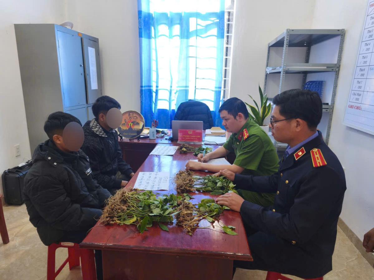 H.T.N. và N.V.V. cùng tang vật.