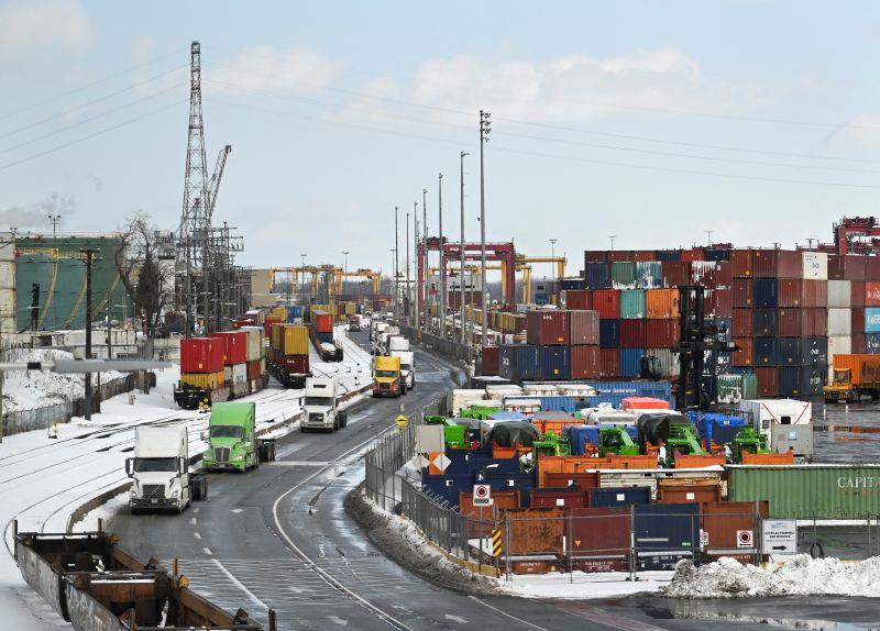Xe tải và container vận chuyển tại Cảng Montreal ở Quebec, Canada. Ảnh: Bloomberg