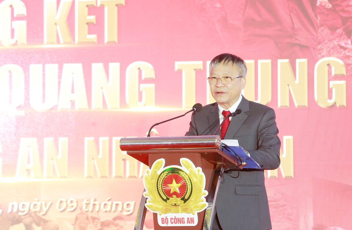 Thiếu tướng Nguyễn Hữu Hợp - Giám đốc Công an TP Đà Nẵng trao tặng chìa khoá tượng trưng căn nhà cho người dân xã Vu Gia do Công an thành phố xây dựng trong "Chiến dịch Quang Trung"