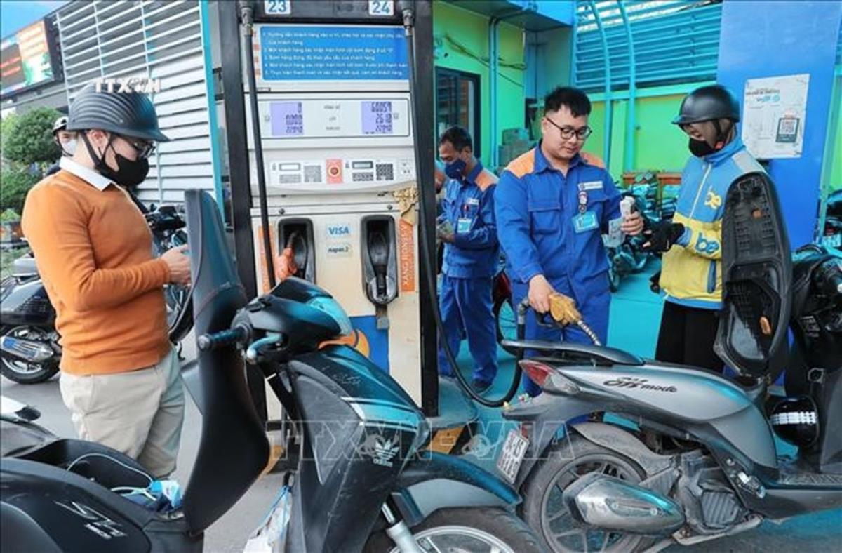 Mua, bán xăng tại điểm kinh doanh xăng, dầu Petrolimex. Ảnh: TTXVN