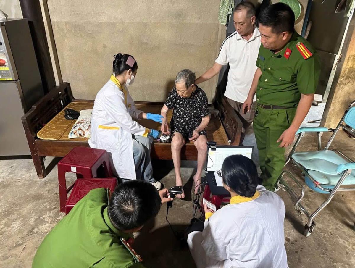 Lực lượng Công an đến tận nhà thu nhận mẫu ADN đối với các trường hợp thân nhân tuổi cao, sức yếu, đi lại khó khăn.
