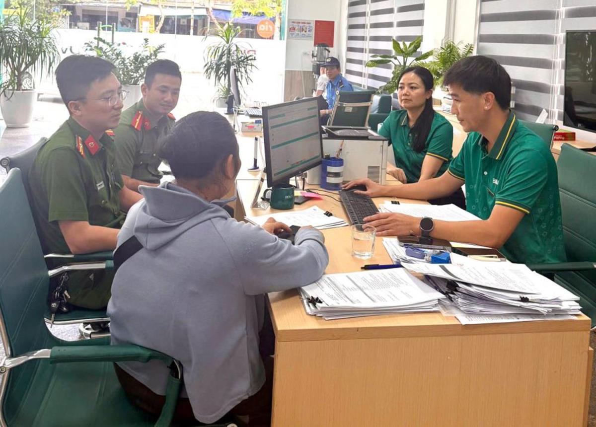 Cán bộ Công an và nhân viên ngân hàng kịp thời ngăn chặn vụ việc.