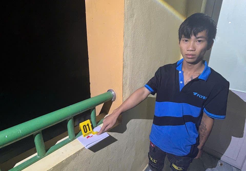 Đối tượng Đinh Xuân Tỵ bị bắt giữ cùng số ma túy tang vật.