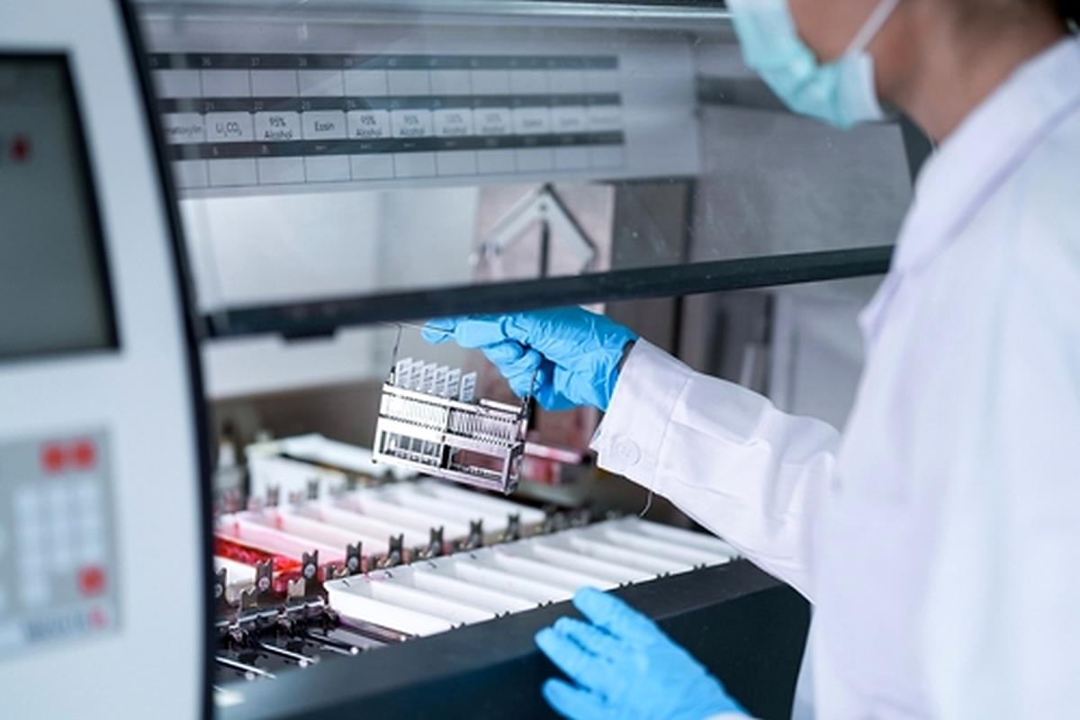 Khách tham quan trao đổi tại khu trưng bày công nghệ của Abu Dhabi Global Health Week 2025. Ảnh: dmg events​