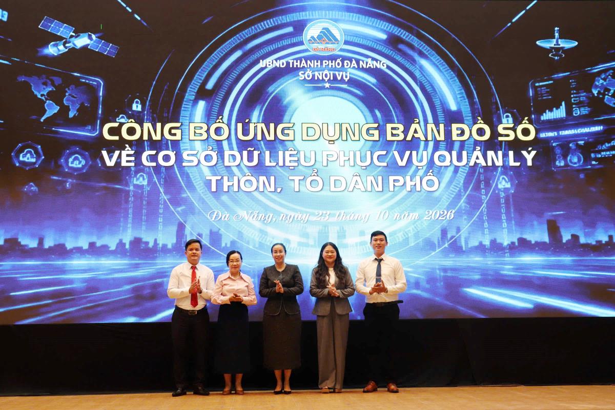 Các đại biểu ấn nút khởi động Ứng dụng bản đồ số về cơ sở dữ liệu phục vụ quản lý thôn, tổ dân phố.