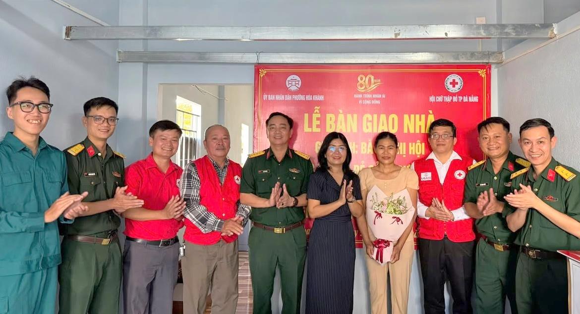 Bàn giao nhà cho gia đình bà Đỗ Thị Hội.
