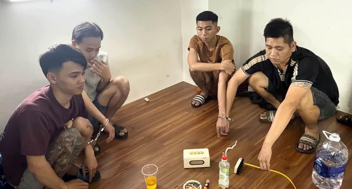 Từ trái sang, các đối tượng: Thắng, Lộc, Hoàng, Sơn.