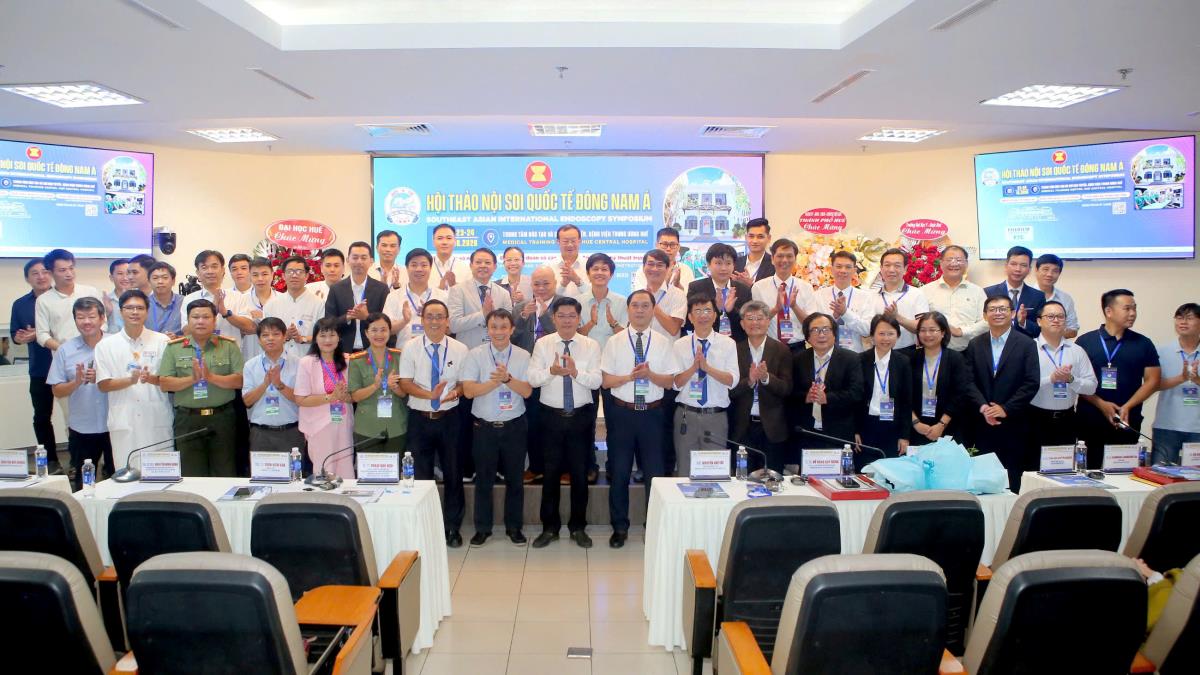 Nhiều chuyên gia ở Đông Nam Á trao đổi kinh nghiệm thực hành nội soi tại TP Huế.