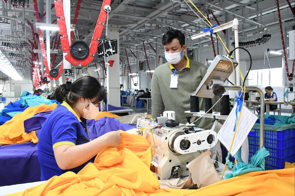 Hoạt động sản xuất ở cụm công nghiệp Hà Lam - Chợ Được (xã Thăng Bình).
