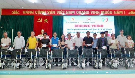 Xã Thăng Phú trao tặng 25 xe lăn cho người khuyết tật.