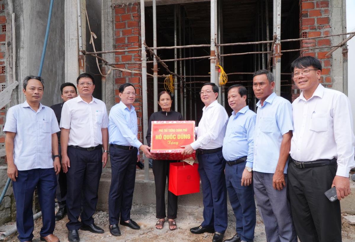 Phó Thủ tướng Hồ Quốc Dũng thăm, tặng quà người dân khu tái định cư Núi Cấm