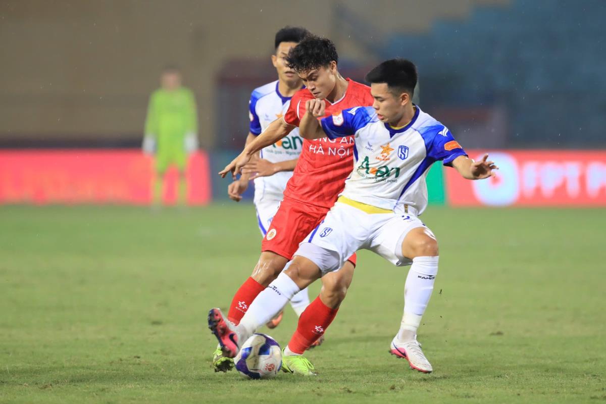 Tâm điểm vòng 6 V-League 2026/27 là cuộc đối đầu giữa Sông Lam Nghệ An (áo sáng) và Công an Hà Nội.