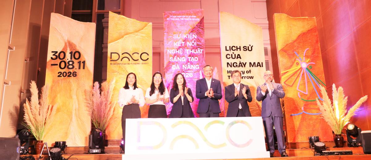 Du khách nước ngoài tham quan triển lãm tại sự kiện. Ảnh: P.T