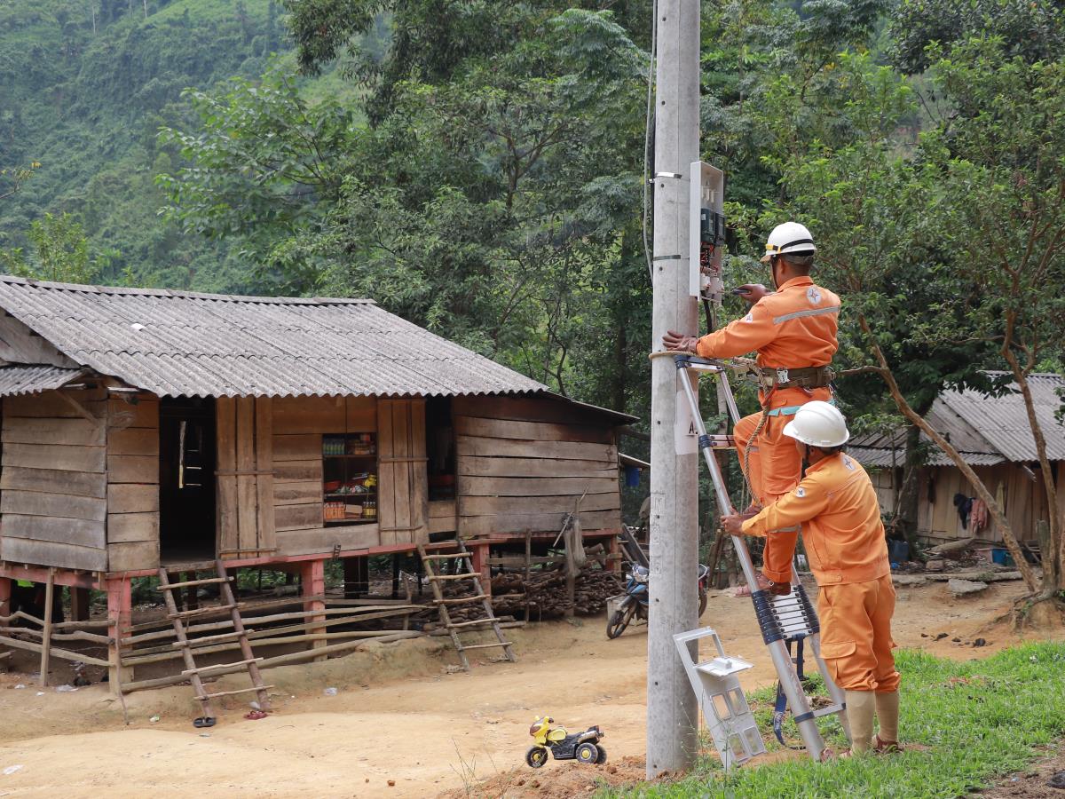 Đóng điện trạm biến áp cấp điện cho các hộ dân bản Lòm - K. Chăm.