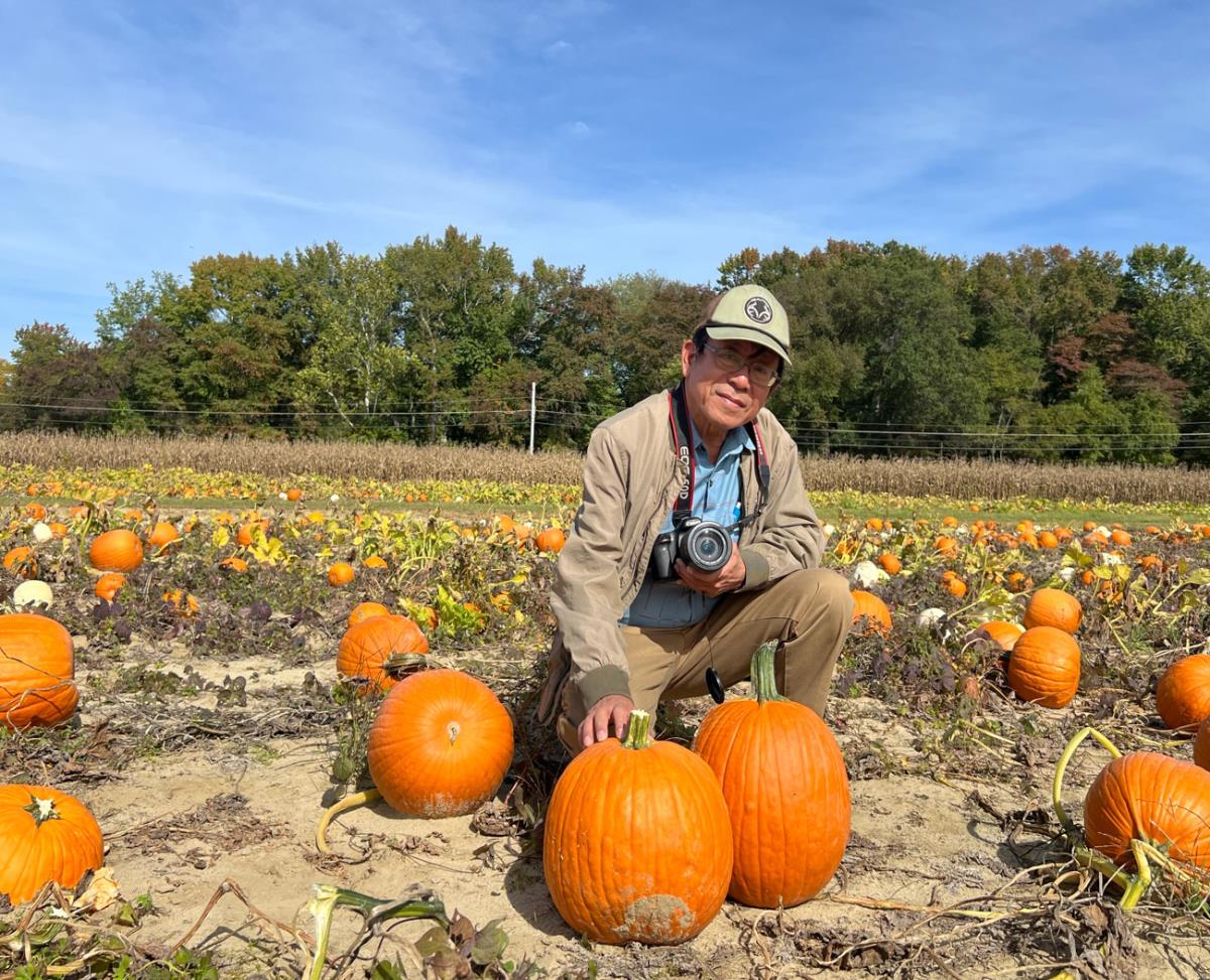 Tác giả trên cánh đồng bí Halloween - New Jersey, tháng 10-2026.