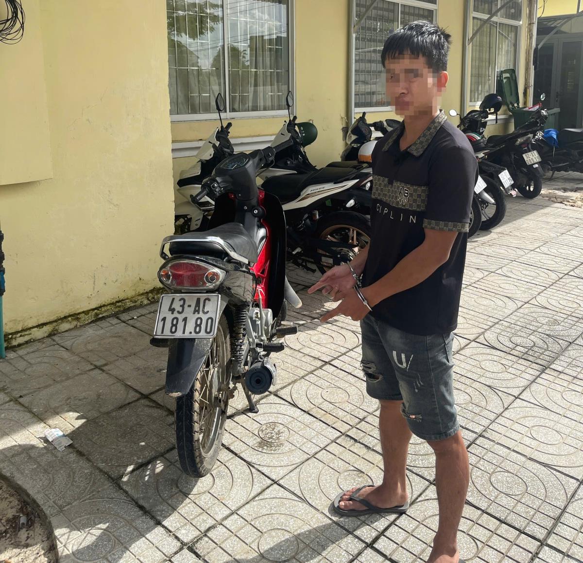 Đối tượng N.V.T. cùng tang vật.