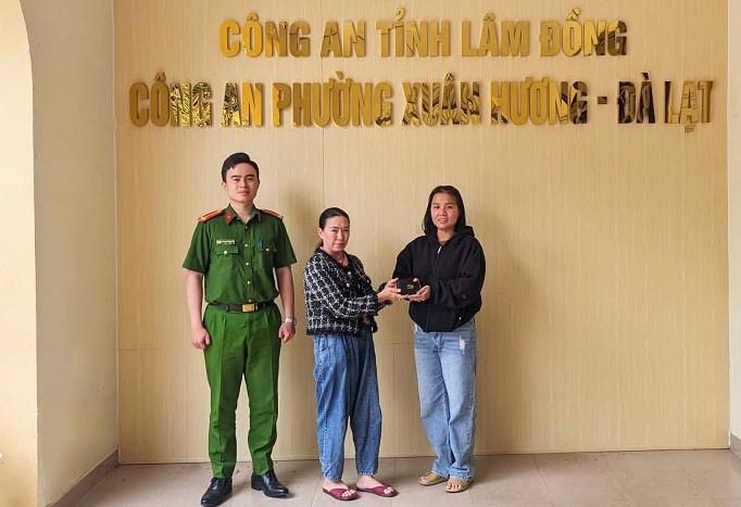 Chị Dương (bên phải) nhận lại tài sản.