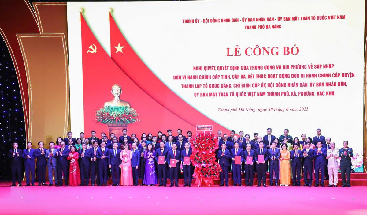 Người dân Đà Nẵng rạng rỡ trong sắc xuân, kết tinh tinh thần lạc quan,
nghĩa tình và sức sống bền bỉ của con người Quảng - Đà.