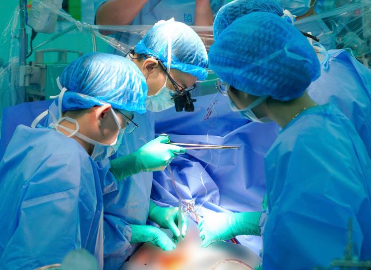 Các y bác sĩ mặc niệm, tri ân người hiến tạng. Ảnh: BVCC