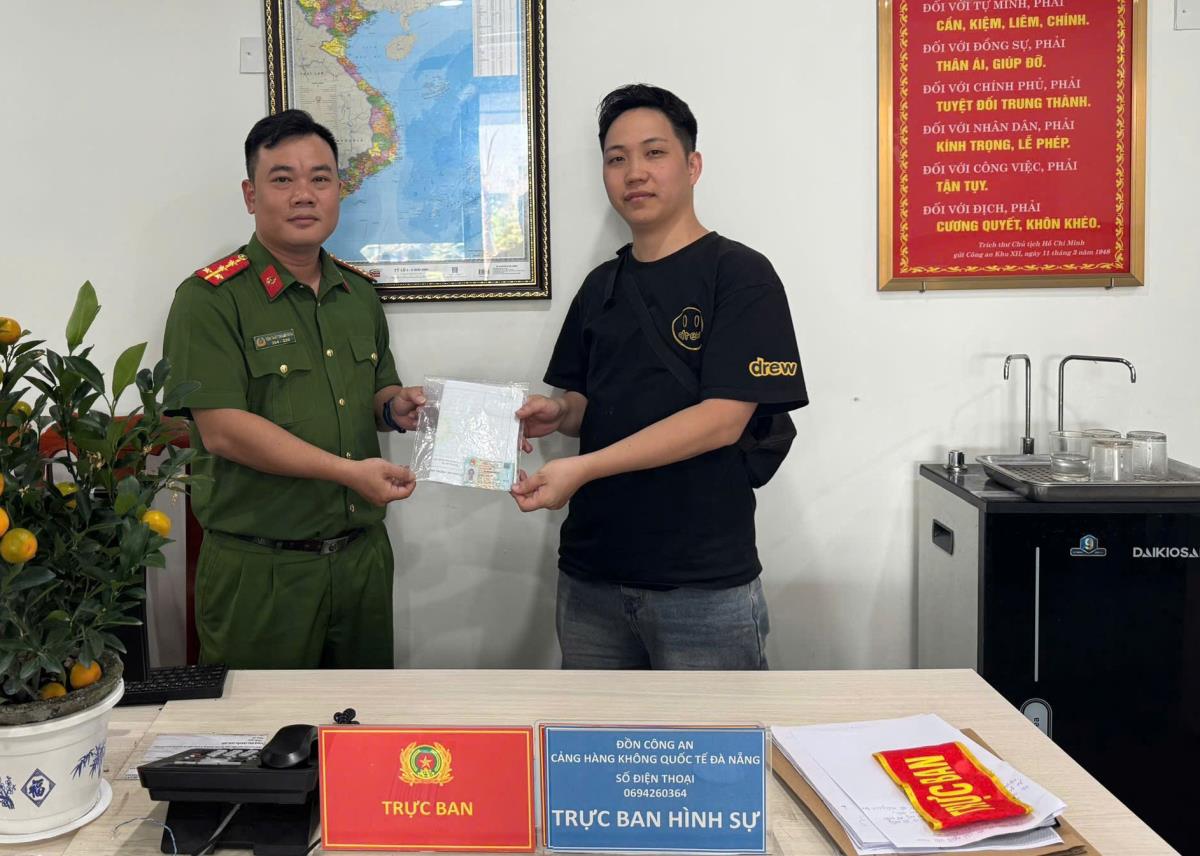Cán bộ Công an phường Thuận Hóa trao trả tài sản cho anh Quân.
