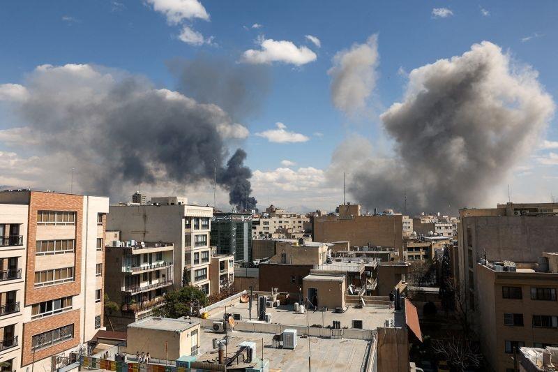Khói bốc lên sau một vụ nổ ở Tehran, Iran, hôm 1-3. Ảnh: Reuters