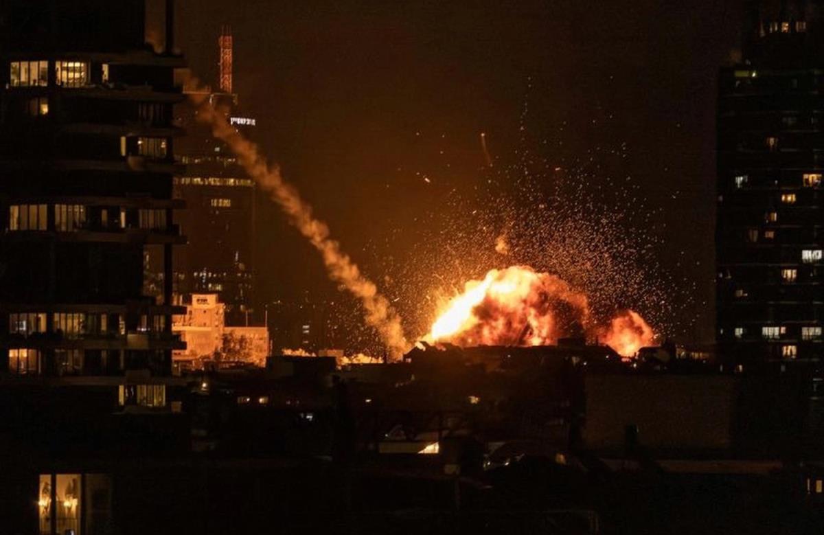 Khói bốc lên tại cảng Jebel Ali, Dubai sau khi bị Iran tấn công. Ảnh: AFP