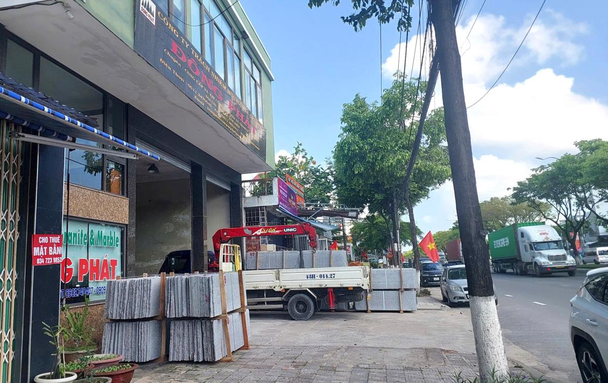 Công ty Đông Phát chất đá granite chiếm hết vỉa hè. Ảnh chụp lúc 10 giờ ngày 17-3.