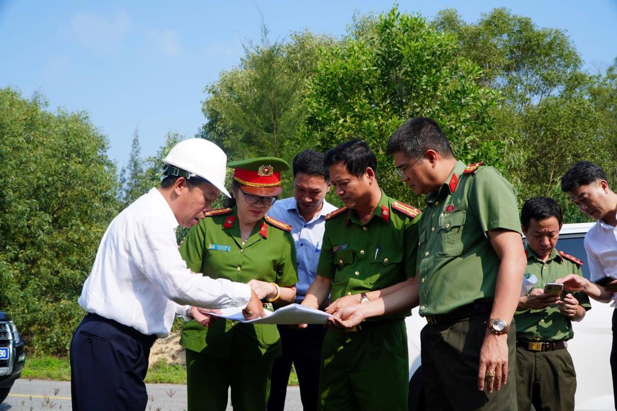 Đại tá Võ Thị Trinh khảo sát vị trí dự kiến bố trí xây dựng trụ sở Công an xã