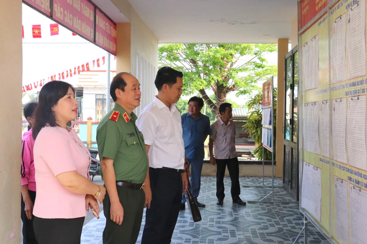 Thiếu tướng Nguyễn Hữu Hợp phát biểu kết luận buổi làm việc