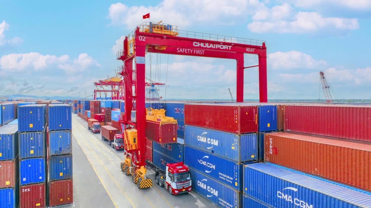 Hàng hóa xuất qua cảng Chu Lai tại xã Núi Thành.