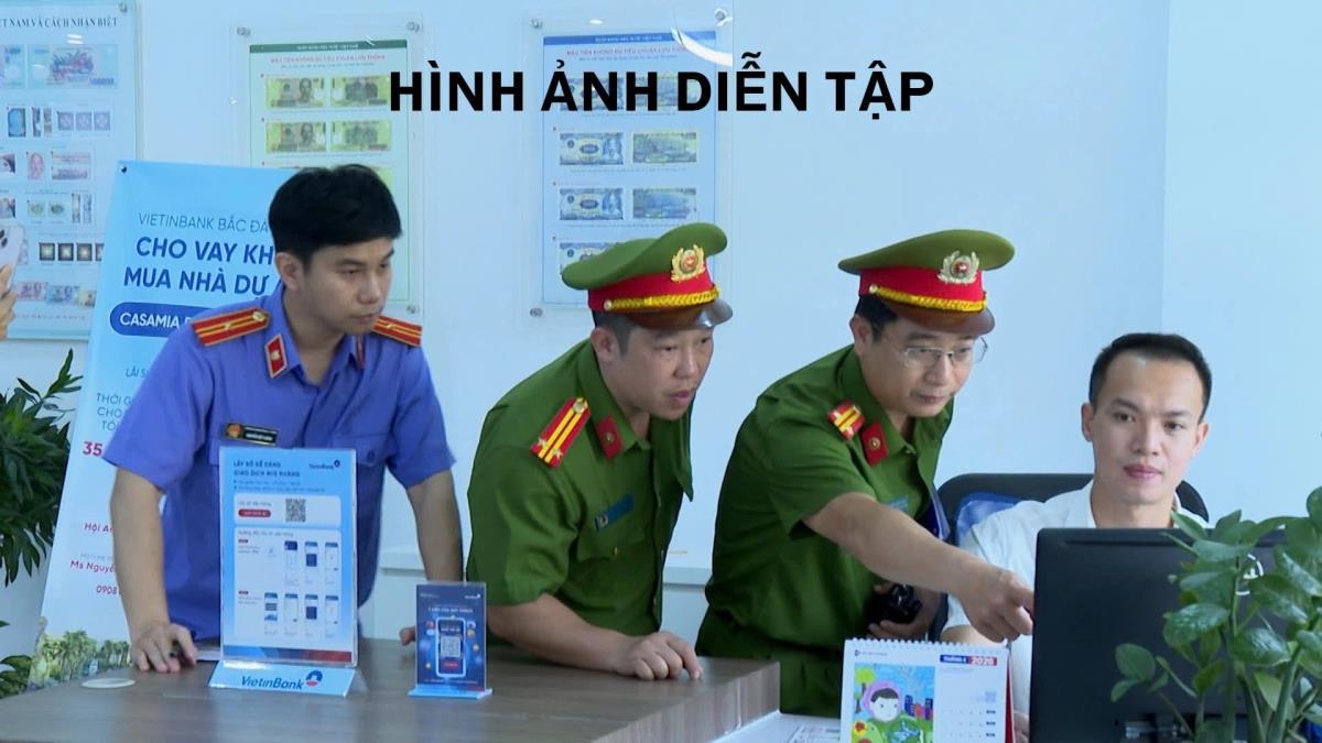 Lực lượng Công an phường Hòa Khánh cùng cán bộ Viện Kiểm sát nghiên cứu hình ảnh từ camera.