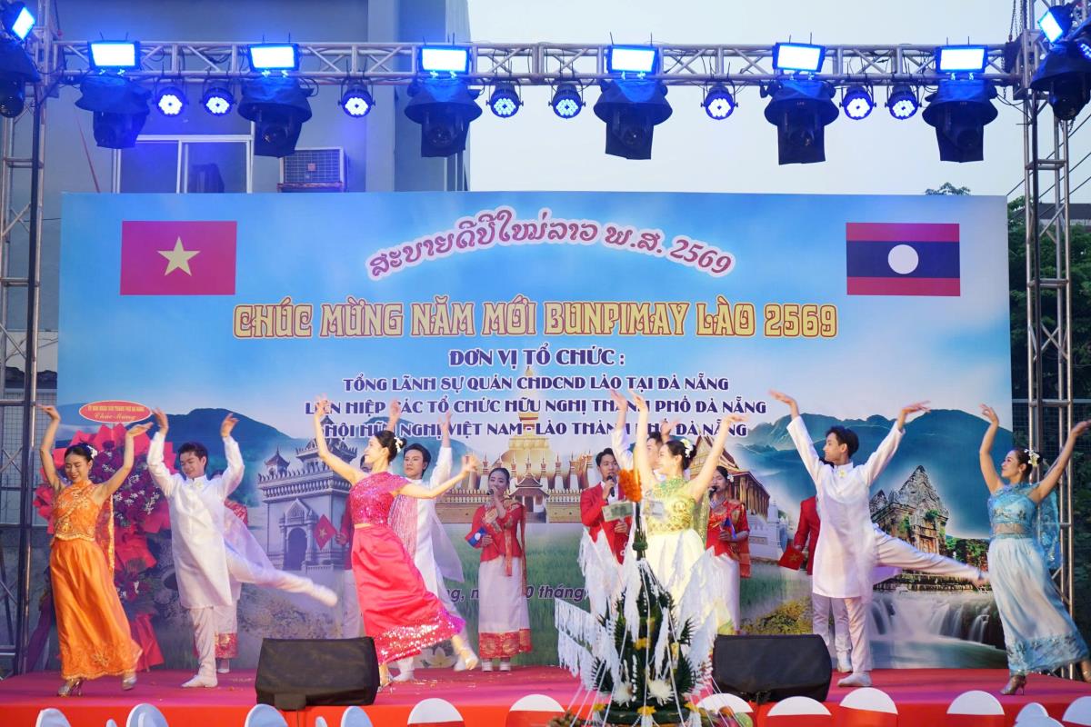 Đại biểu thưởng thức món ăn truyền thống tại các gian hàng của Tổng Lãnh sự quán Lào cùng các cơ quan, đơn vị, trường học trên địa bàn thành phố